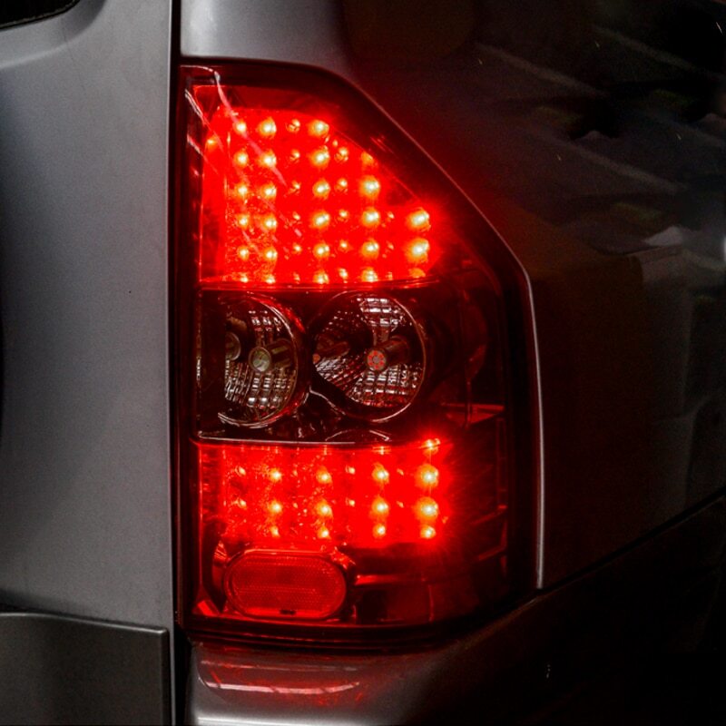 1Pair LED Rear Tail light Red for Mitsubishi pajero montero V73 V77 1999-2006