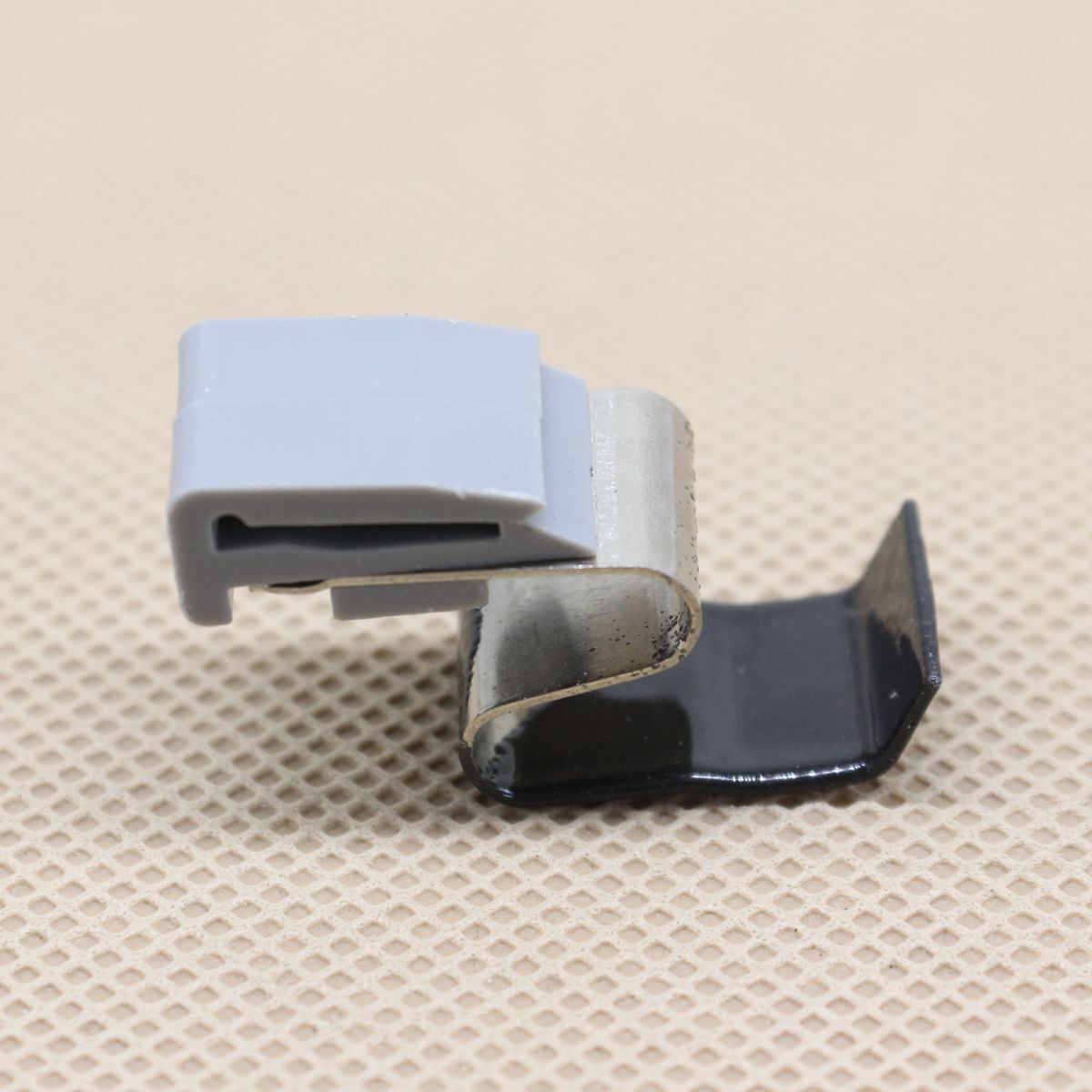 1-Piece Gas Fuel Door Cover Release Clip for Mitsubishi Lancer Outlander MR970563