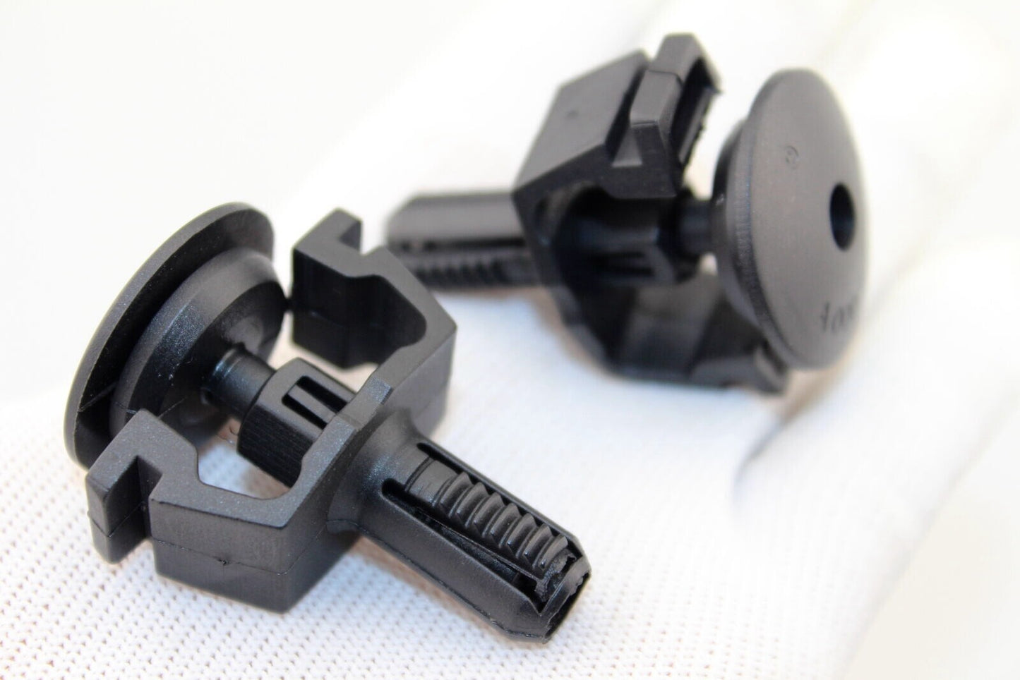 2X for Mercedes-Benz E320 E350 E500 E550 CLS55 CLS500 E55 E63 Radiator Mount Pin