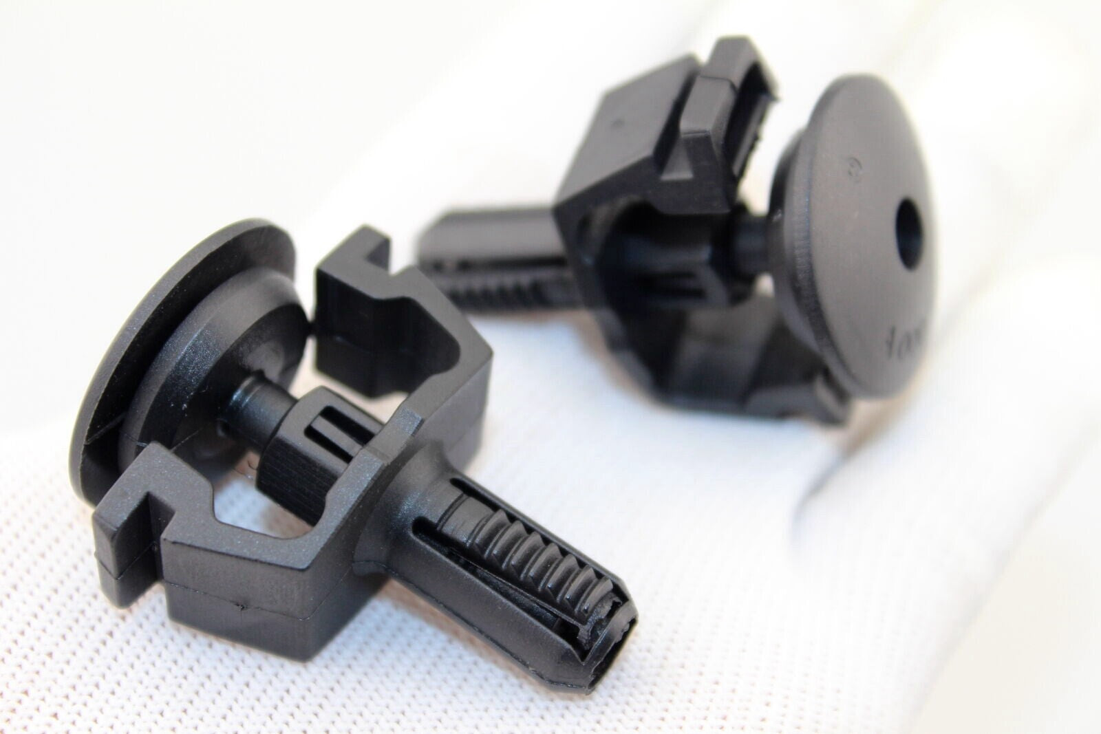 2X for Mercedes-Benz E320 E350 E500 E550 CLS55 CLS500 E55 E63 Radiator Mount Pin